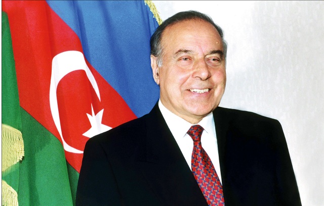 Le 12e anniversaire du décès d’Heydar Aliyev - PHOTOS